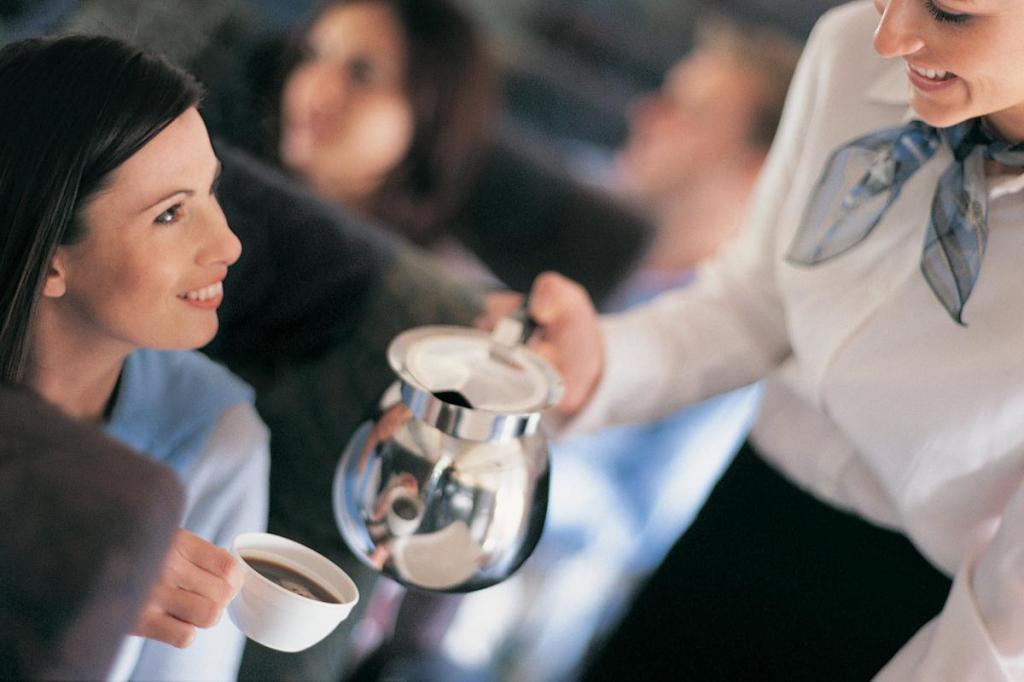 Стюардесса предостерегла от употребления кофе и чая в самолете
